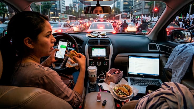 El peligro de normalizar la distracción: ¿Qué hacen realmente los mexicanos al volante?