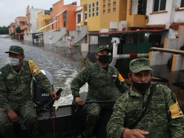 Sedena reparte despensas a damnificados por lluvias en Tabasco