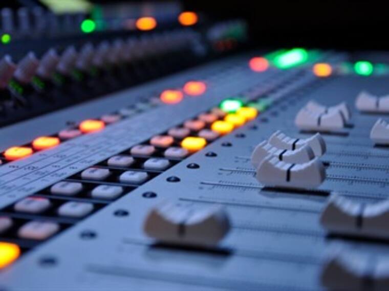 Descubre cómo le hacen los productores de audio con Martha Debayle