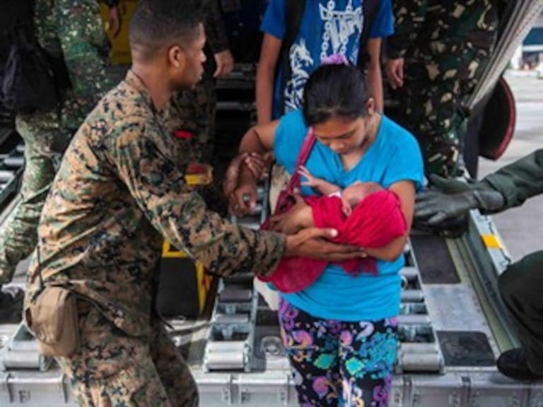 Acelera llegada de militares de EU ayuda a damnificados en Filipinas