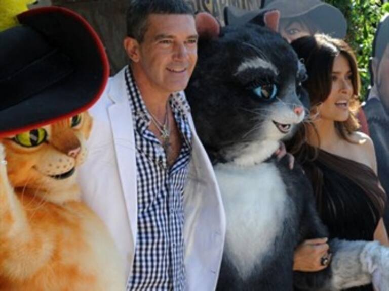 Desfilan Hayek y Banderas por alfombra roja de 'Gato con Botas'