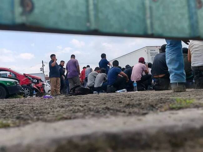 Rescatan a 229 migrantes dentro de tráiler con reporte de robo en Veracruz; 17 son menores no acompañados