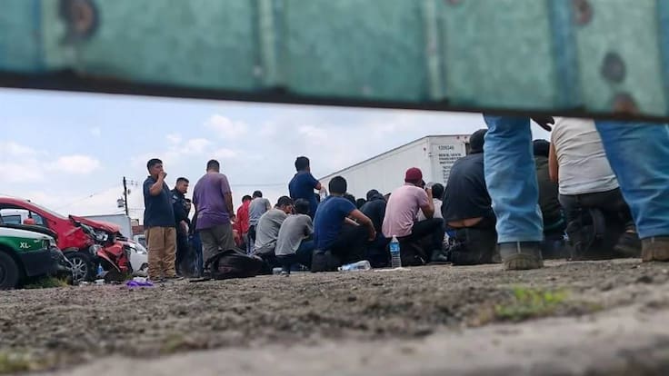 Rescatan a 229 migrantes dentro de tráiler con reporte de robo en Veracruz; 17 son menores no acompañados