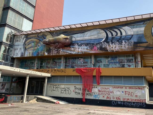 Encapuchados vandalizan mural de David Alfaro Siqueiros en CU