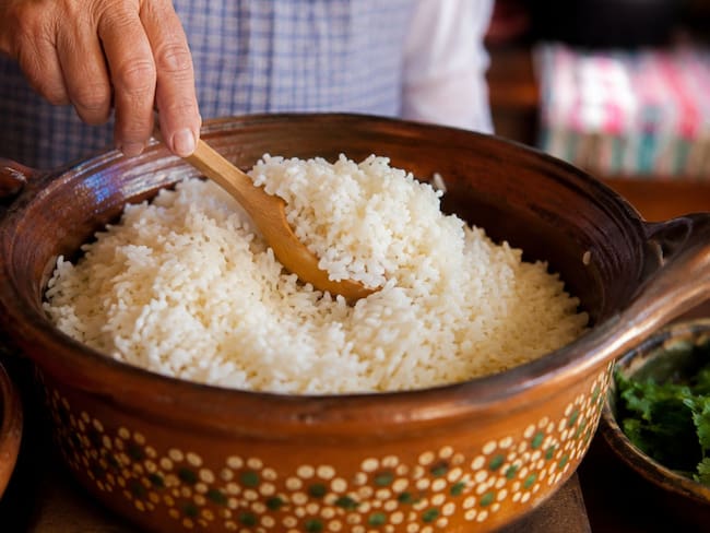 Ni aceite de más ni mantequilla: el truco casero para que el arroz nunca se pegue