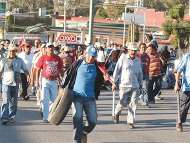 Mantienen maestros bloqueada Autopista del Sol