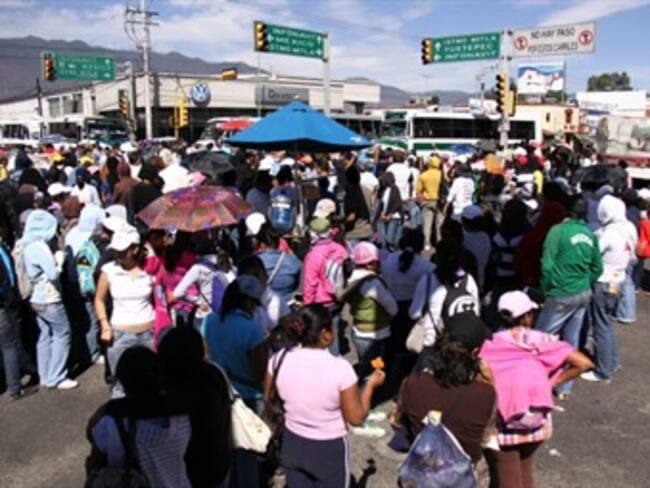 Estudiantes normalistas bloquean circulación en Morelia