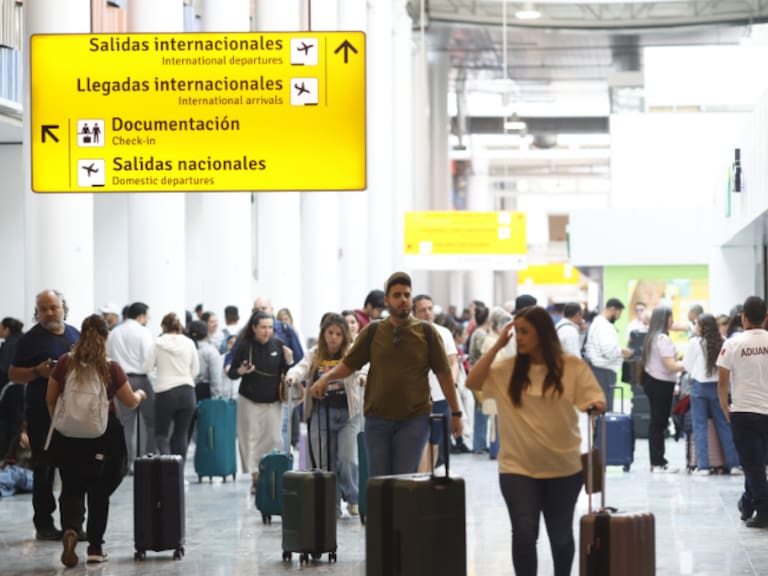 Usuarios del Aeropuerto Internacional de Guadalajara esperan sus vuelos de salida, que siguen retrasados, en Tlajomulco de Zúñiga, Jalisco, el 23 de febrero de 2026.