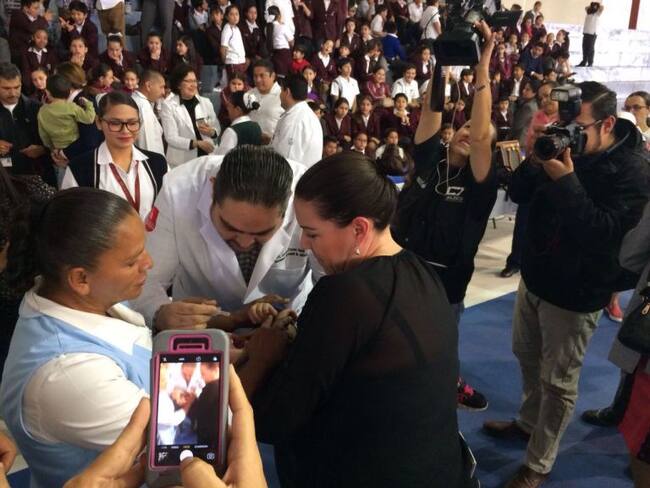 Dan banderazo a la primera semana nacional de vacunación