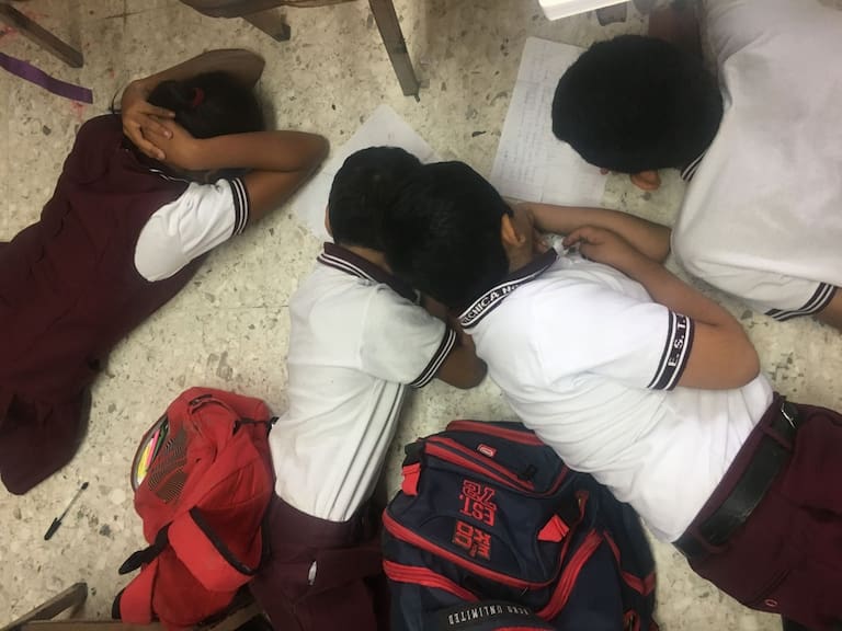 Violencia, bullying, acoso, falta de infraestructura escolar y recursos como agua, son indispensables en este regreso a clases, antes de restringir el uso de celulares, afirman maestros. FOTO: GABRIELA PÉREZ MONTIEL /CUARTOSCURO.COM