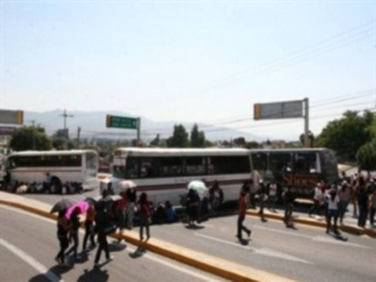 &#8203;Se movilizan normalistas de Michoacán en apoyo a sus compañeros de Ayotzinapa