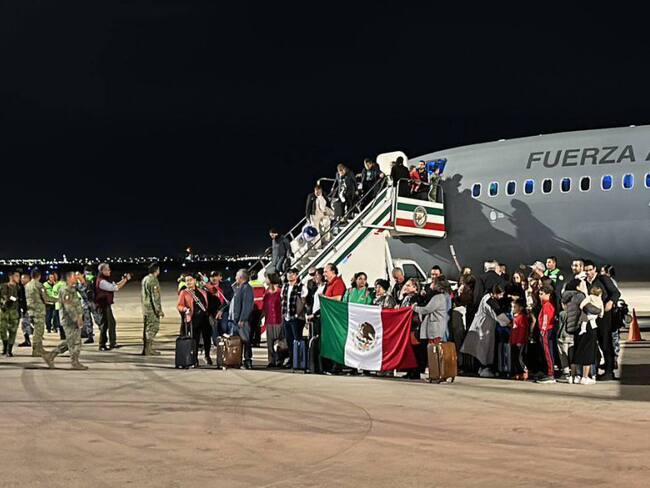 Aterriza segundo vuelo con mexicanos rescatados de Israel