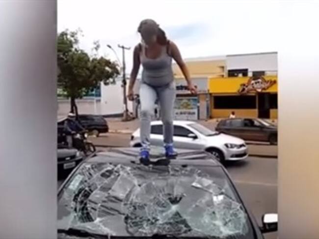 Con todo y embarazo destruye coche de marido infiel