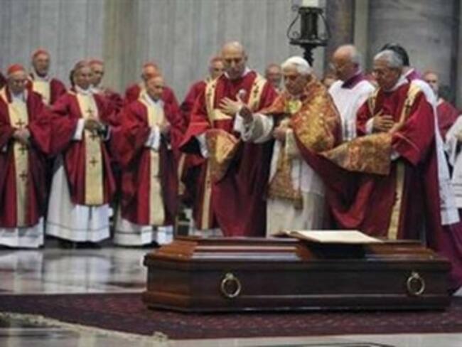 Benedicto XVI convoca a debate sobre pedofilia