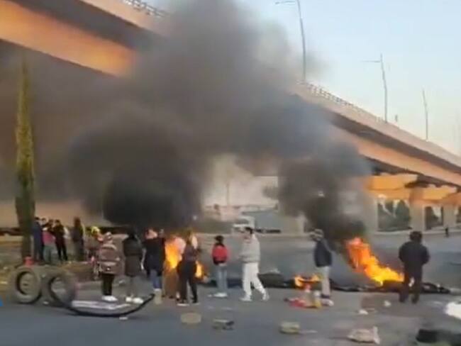 Manifestantes bloquean la México-Puebla, exigen localización persona desaparecida