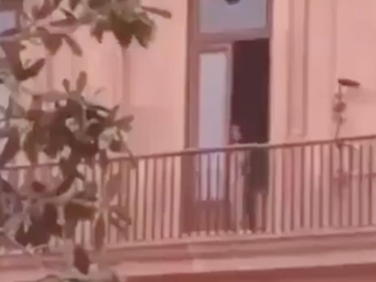 La supuesta mujer fantasma deambulaba en uno de los balcones del recinto.