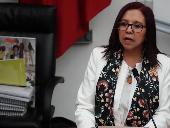 Le llueven críticas a secretaria de Educación, Leticia Ramírez