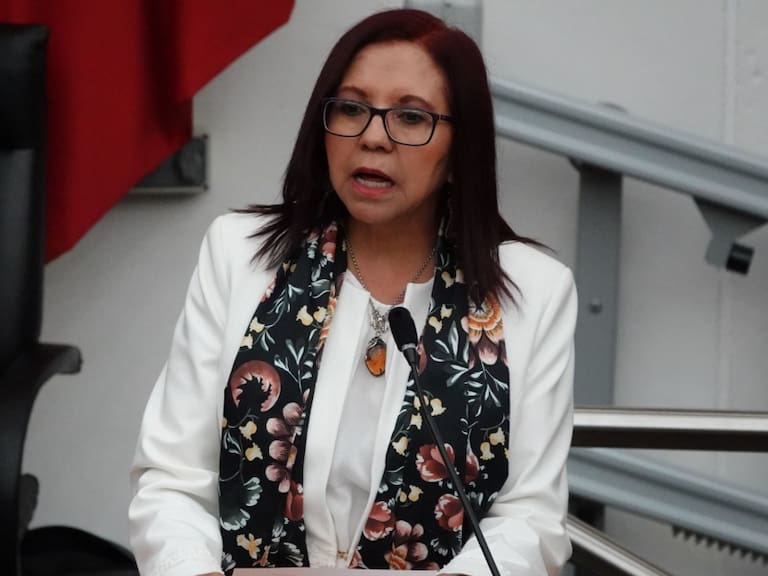 Le llueven críticas a secretaria de Educación, Leticia Ramírez