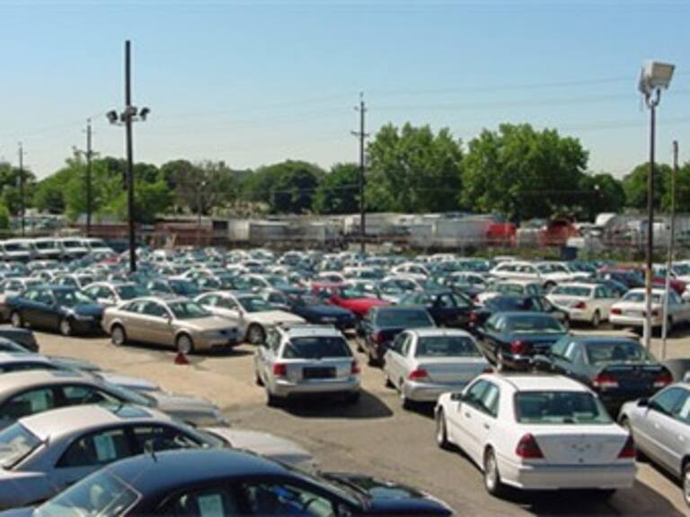 Vende gobierno de Estados Unidos camioneta con droga