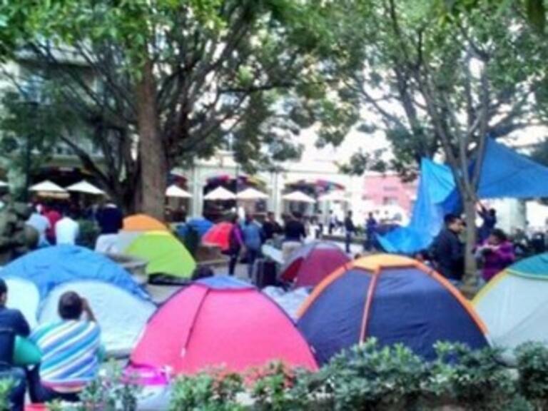 Detienen profesores a cinco policías en el zócalo de Oaxaca