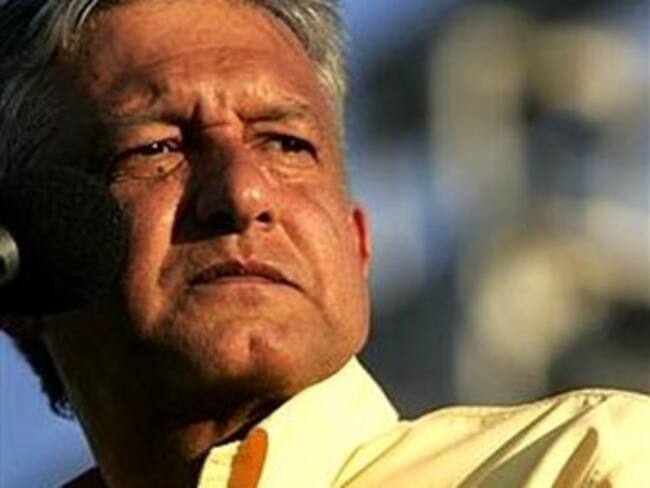 AMLO califica de buitres a Bourns y Calderón