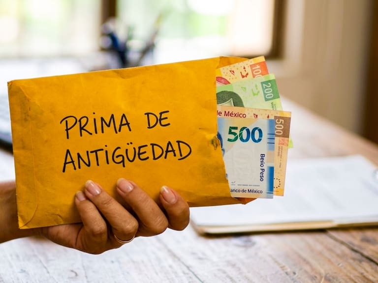 La prima de antigüedad es una prestación laboral reconocida por la Ley Federal del Trabajo y equivale a 12 días de salario por cada año de servicio.