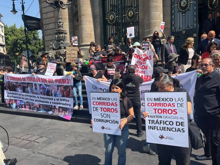 Protestan afuera del Congreso de la Ciudad de México, en contra de las corridas de toros