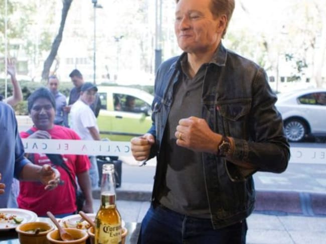 Conan O’Brien y Jorge Ramos se enchilan comiendo tacos