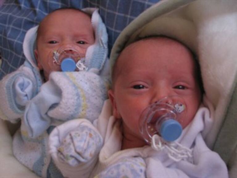 Mujer de 60 años da a luz a mellizos en Canadá