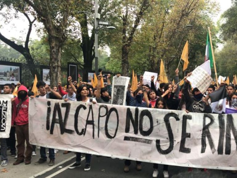 Marchan estudiantes por Paseo de la Reforma