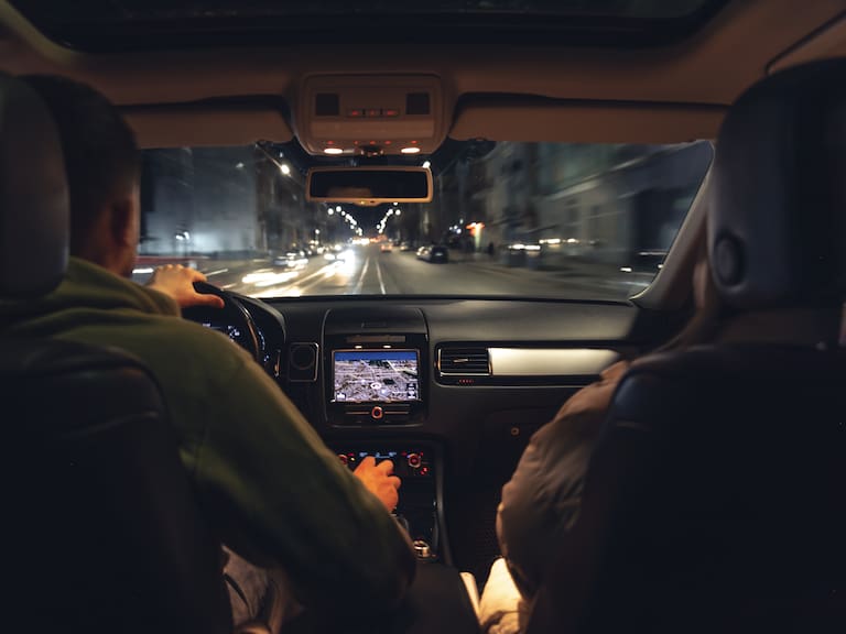 ¿Cómo manejar de noche sin sufrirla?