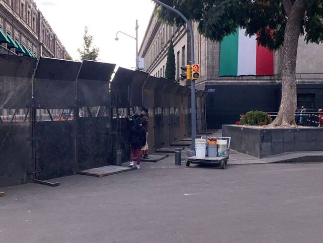 Resguardan Palacio Nacional previo a marchas por los 43 normalistas