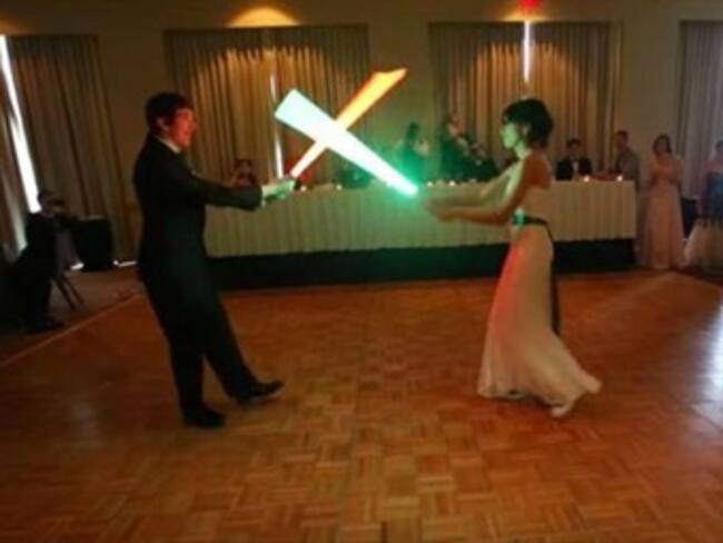Recién casados prefieren luchar con sables de Star Wars que hacer un baile