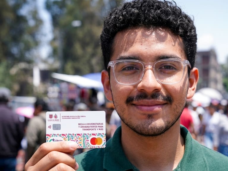 La Beca a Universitarias y Universitarios para Transporte y Más entrega 1,500 pesos bimestrales a estudiantes que cumplen los requisitos establecidos por el Gobierno de la Ciudad de México.