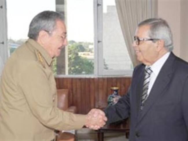 Condena Raúl Castro bombardeos de OTAN a Libia