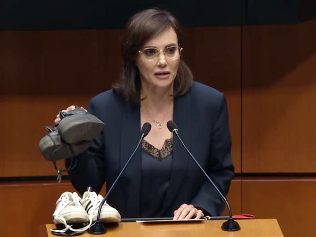 Lilly Téllez deja zapatos a Noroña y Sheinbaum en protesta por caso Teuchitlán
