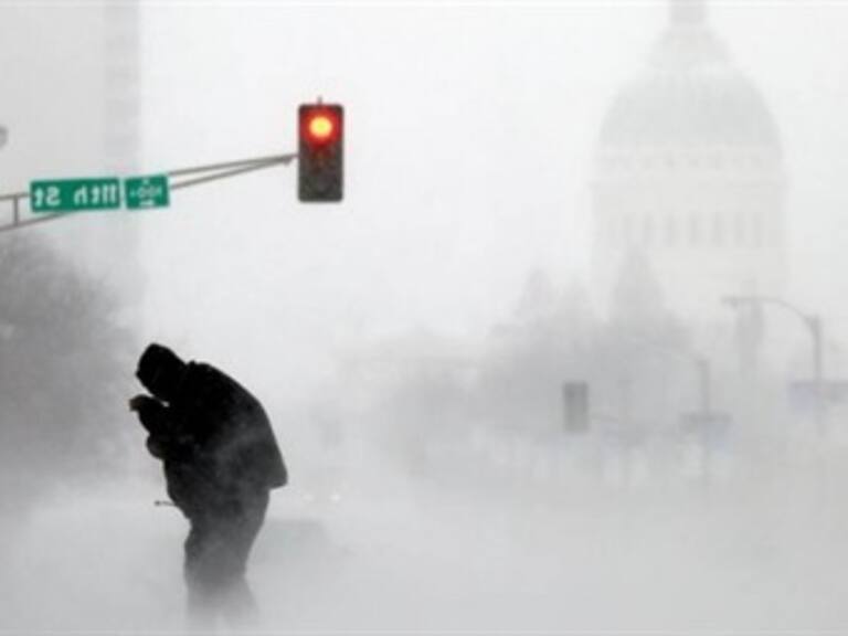Provocan bajas temperaturas cancelación de miles de vuelos en EU