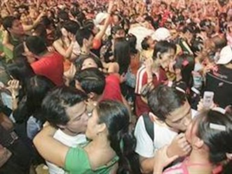 Se rompe récord Guinness con 39 mil 897 personas besándose