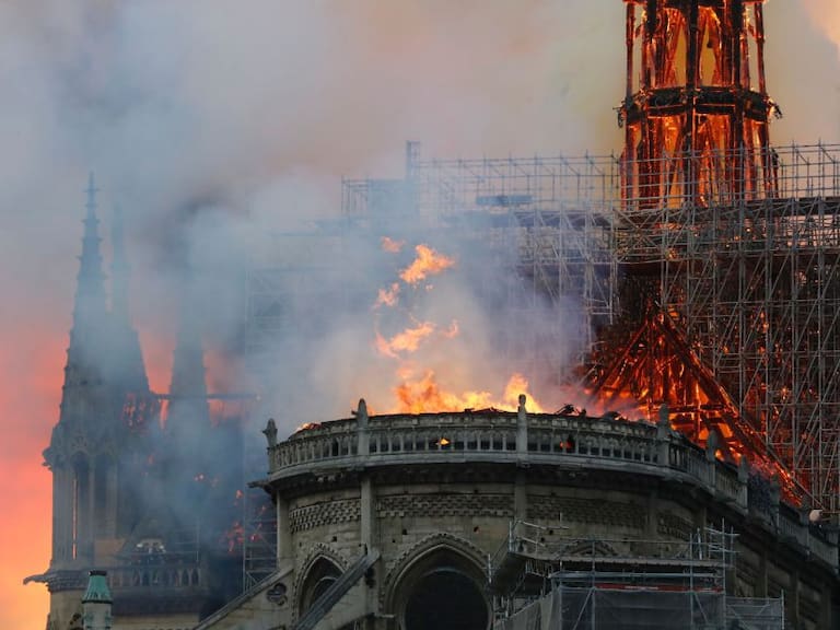 Macron: Todos vamos a reconstruir la Catedral de Notre Dame