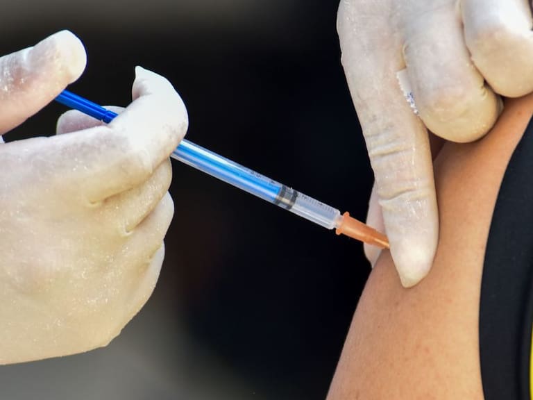 Próxima semana vacunarán a mayores de 50 años en cuatro alcaldías