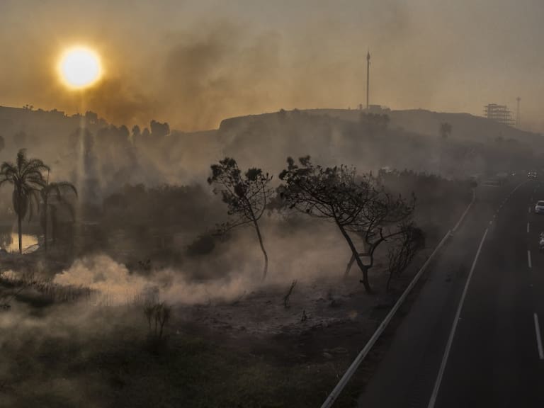 Siguen activos tres incendios en Baja California: Semarnat