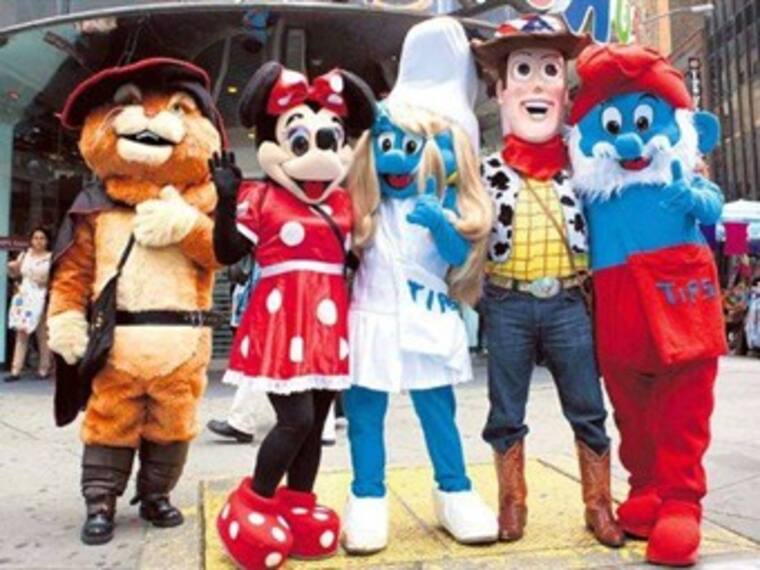 Times Square es invadido por super héroes y celebridades icónicas que asechan a turistas