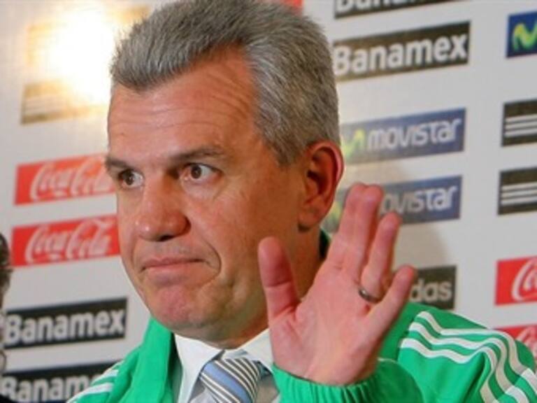 Habla fuerte Javier Aguirre con Vela durante el entrenamiento