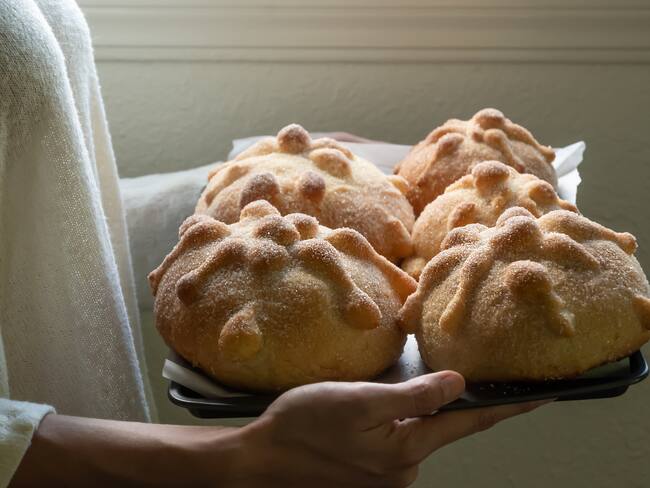 ¿El pan de muerto es saludable? Ésta es la cantidad que puedes comer según el IMSS