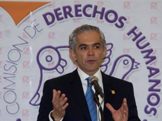Sale Mancera por puerta trasera ante manifestantes por informe de la CDHDF