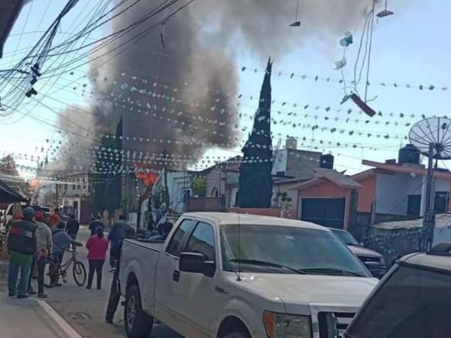 Explota y se incendia maderería en Lerma: bomberos controlan fuego en San Pedro Tultepec