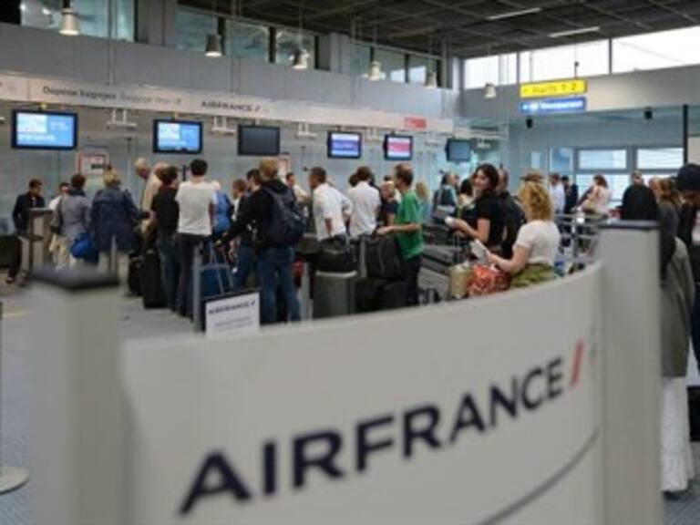 Anulan vuelos en Francia por huelga de controladores