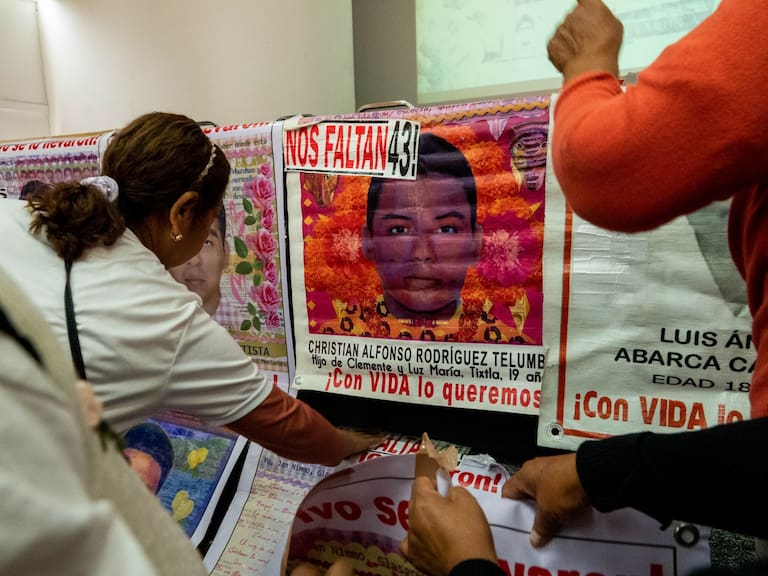 Conferencia de las madres y padres de los 43 normalistas desaparecidos en Ayotzinapa, Guerrero, en las inmediaciones del Centro Prodh, en posicionamiento al sexto informe del GIEI.