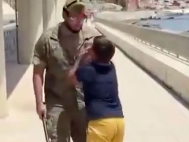 Niño migrante en Ceuta suplica a militar español no ser devuelto a Marruecos | VIDEO