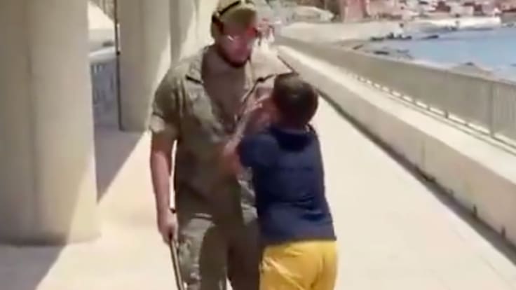 Niño migrante en Ceuta suplica a militar español no ser devuelto a Marruecos | VIDEO